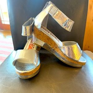 New Kenzie Girl Silver Cork Wedges size 2